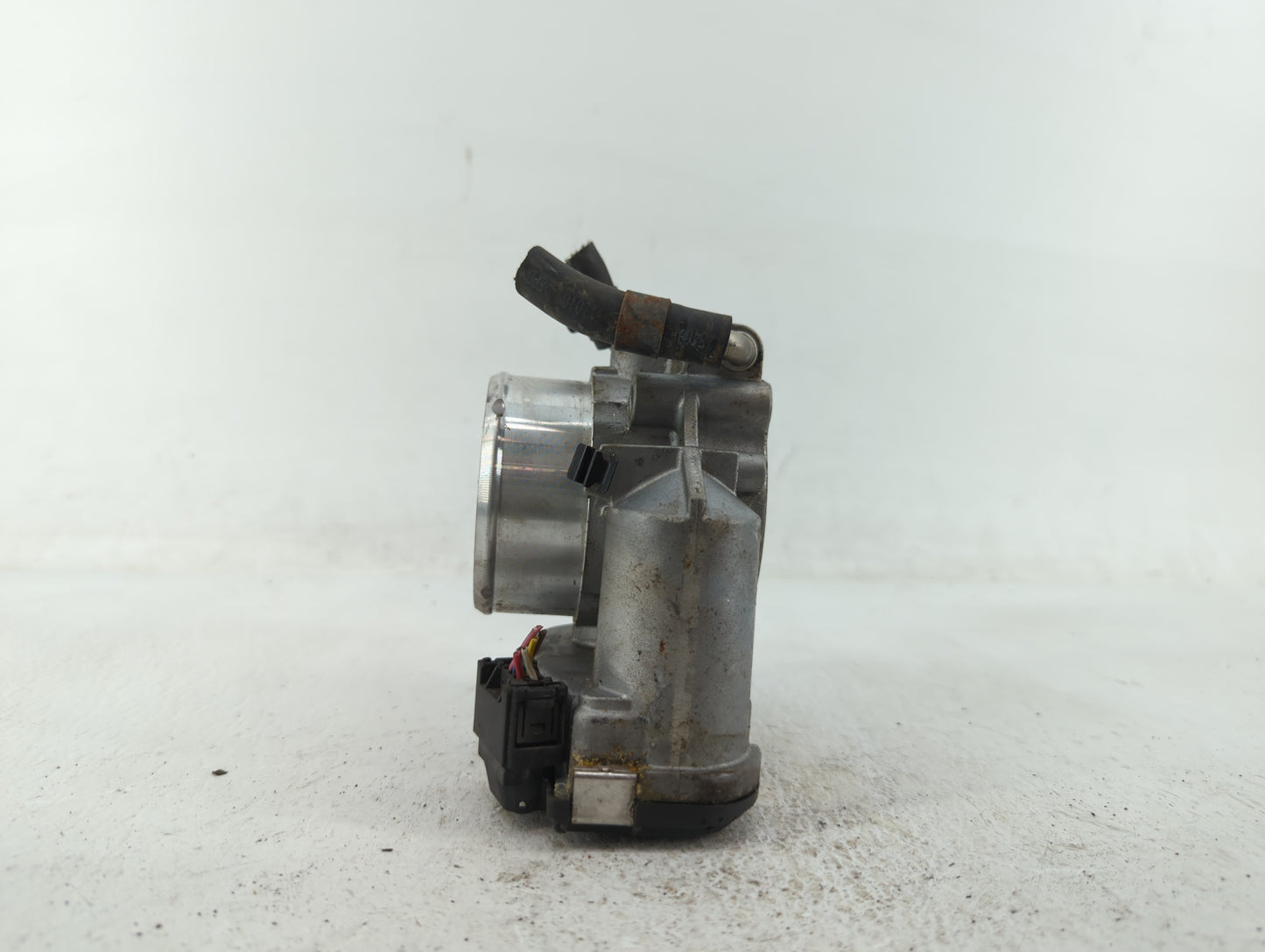 2011-2014 Hyundai Sonata Throttle Body P/N:35100-2G700 Fits Fits 2011 2012 2013 2014 2015 2016 OEM Used Auto Parts - Oemused
