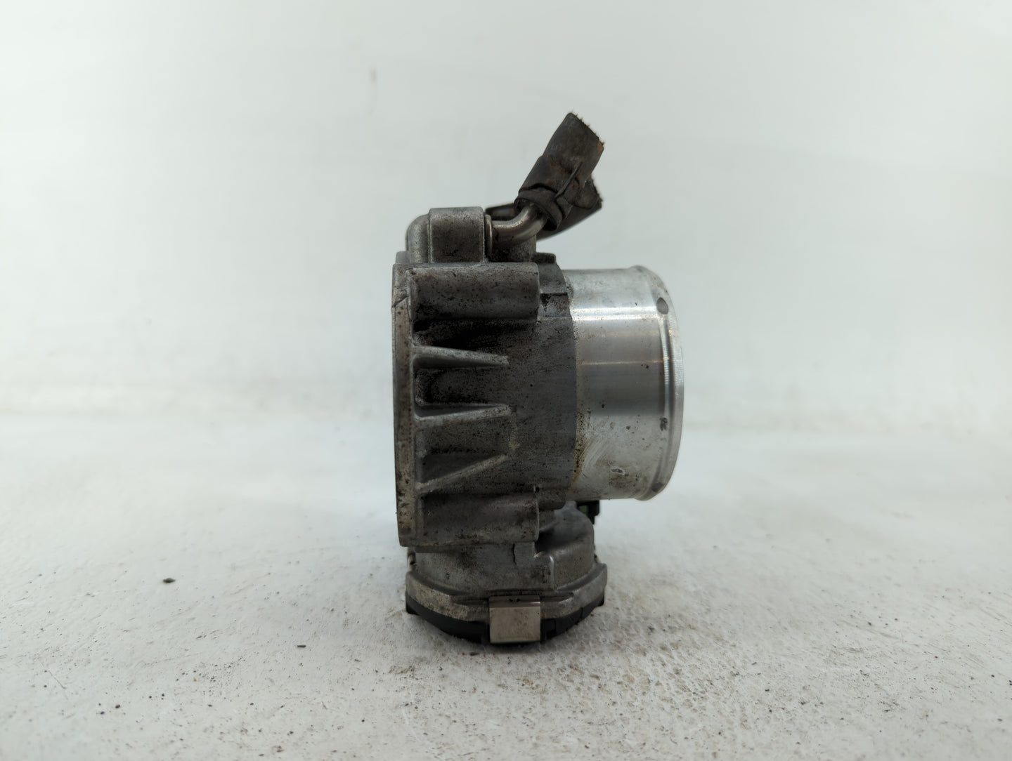 2011-2014 Hyundai Sonata Throttle Body P/N:35100-2G700 Fits Fits 2011 2012 2013 2014 2015 2016 OEM Used Auto Parts - Oemused