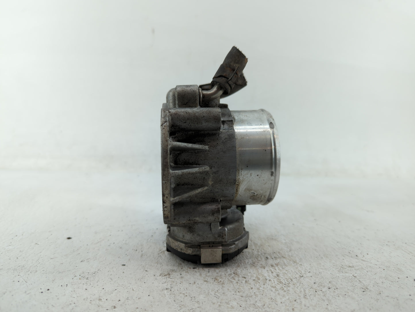 2011-2014 Hyundai Sonata Throttle Body P/N:35100-2G700 Fits Fits 2011 2012 2013 2014 2015 2016 OEM Used Auto Parts - Oemused