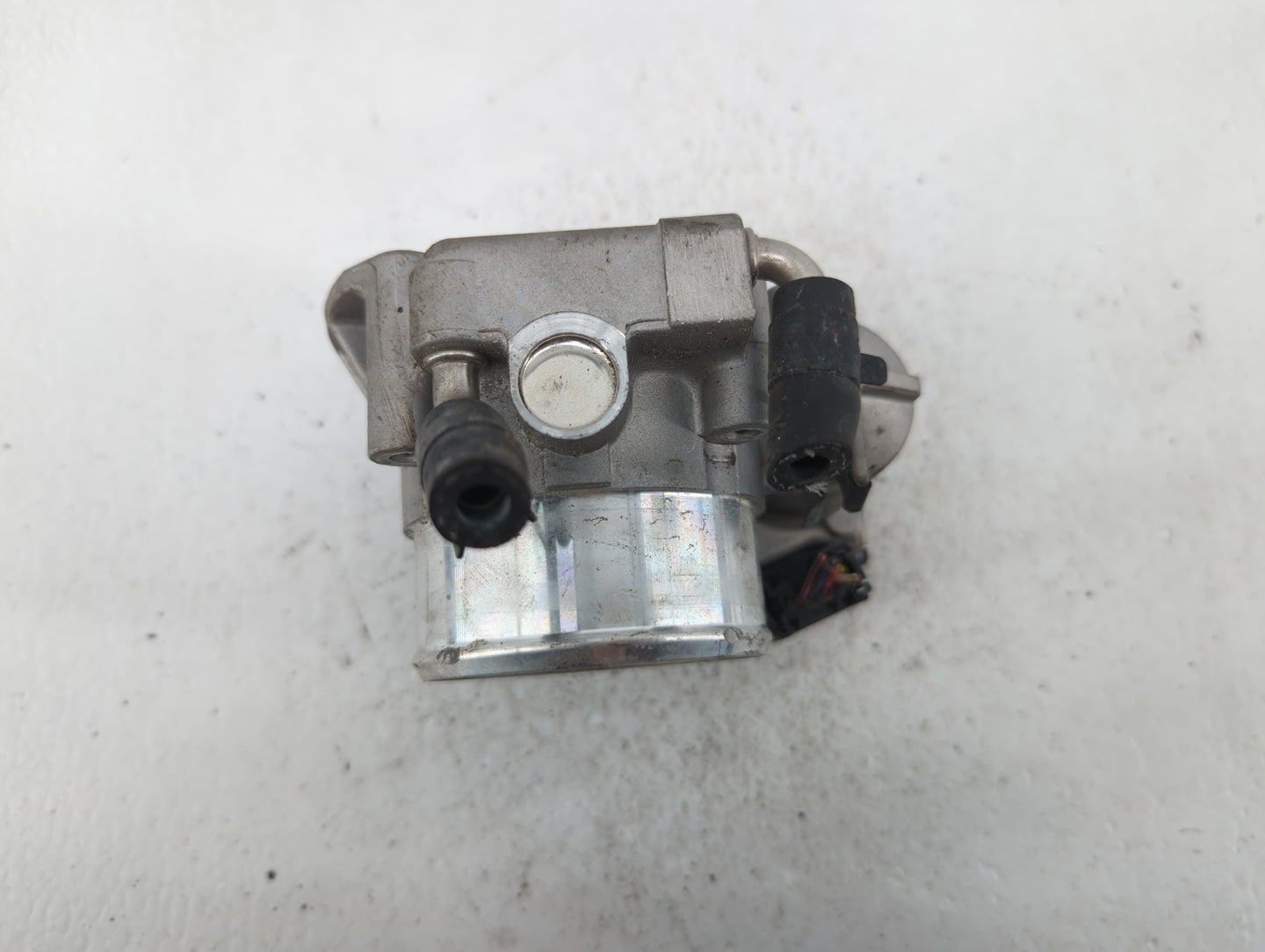2011-2014 Hyundai Sonata Throttle Body P/N:35100-2G700 Fits Fits 2011 2012 2013 2014 2015 2016 OEM Used Auto Parts - Oemused