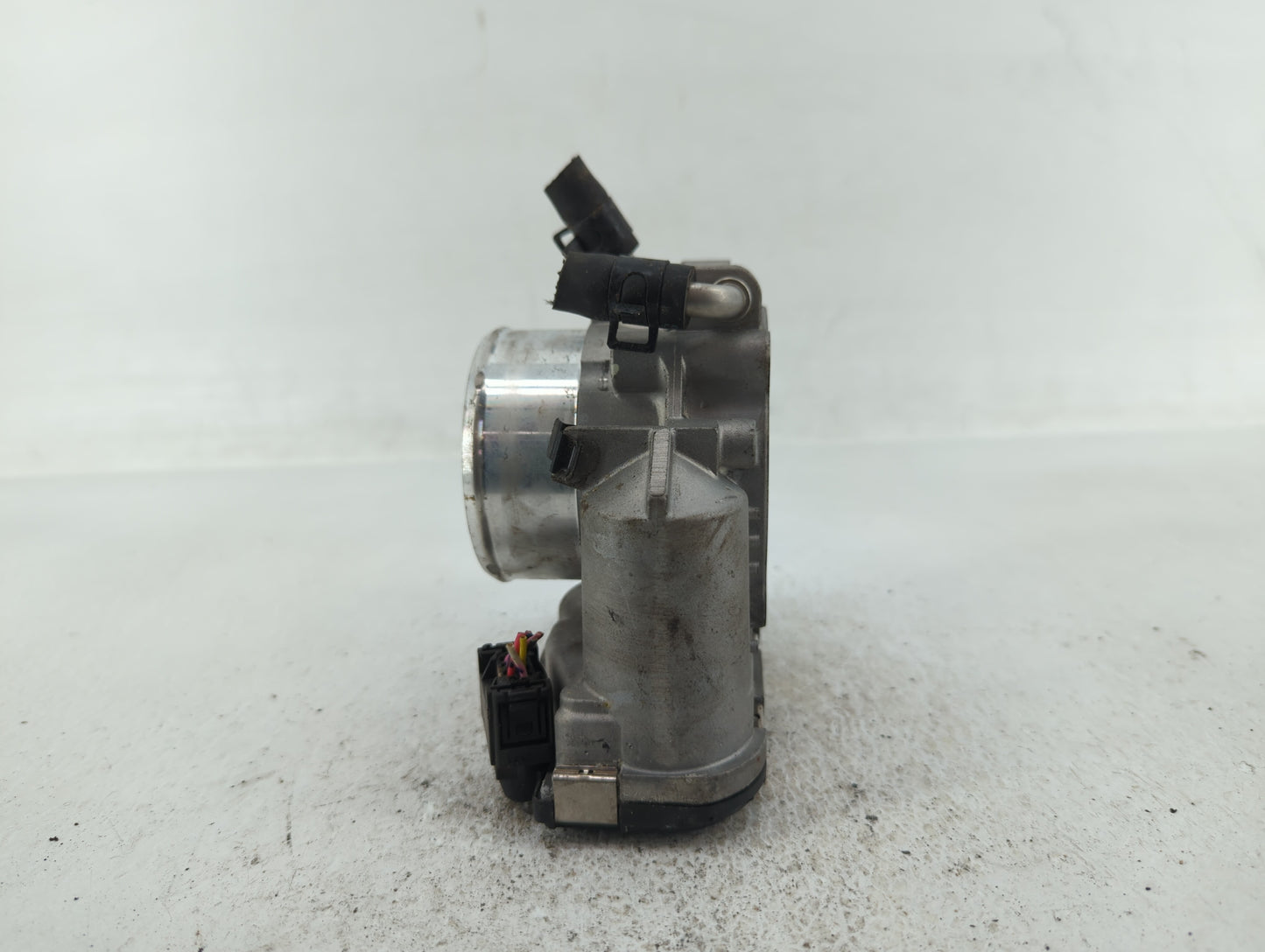 2011-2014 Hyundai Sonata Throttle Body P/N:35100-2G700 Fits Fits 2011 2012 2013 2014 2015 2016 OEM Used Auto Parts - Oemused