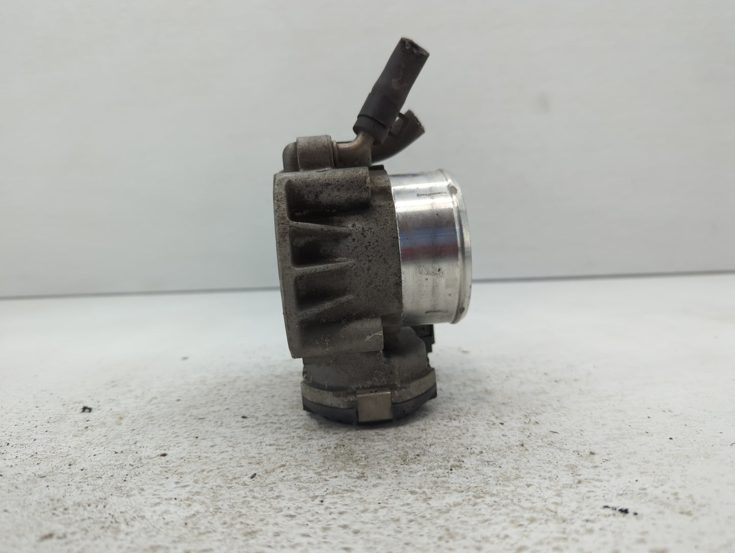 2011-2014 Hyundai Sonata Throttle Body P/N:35100-2G700 Fits Fits 2011 2012 2013 2014 2015 2016 OEM Used Auto Parts - Oemused