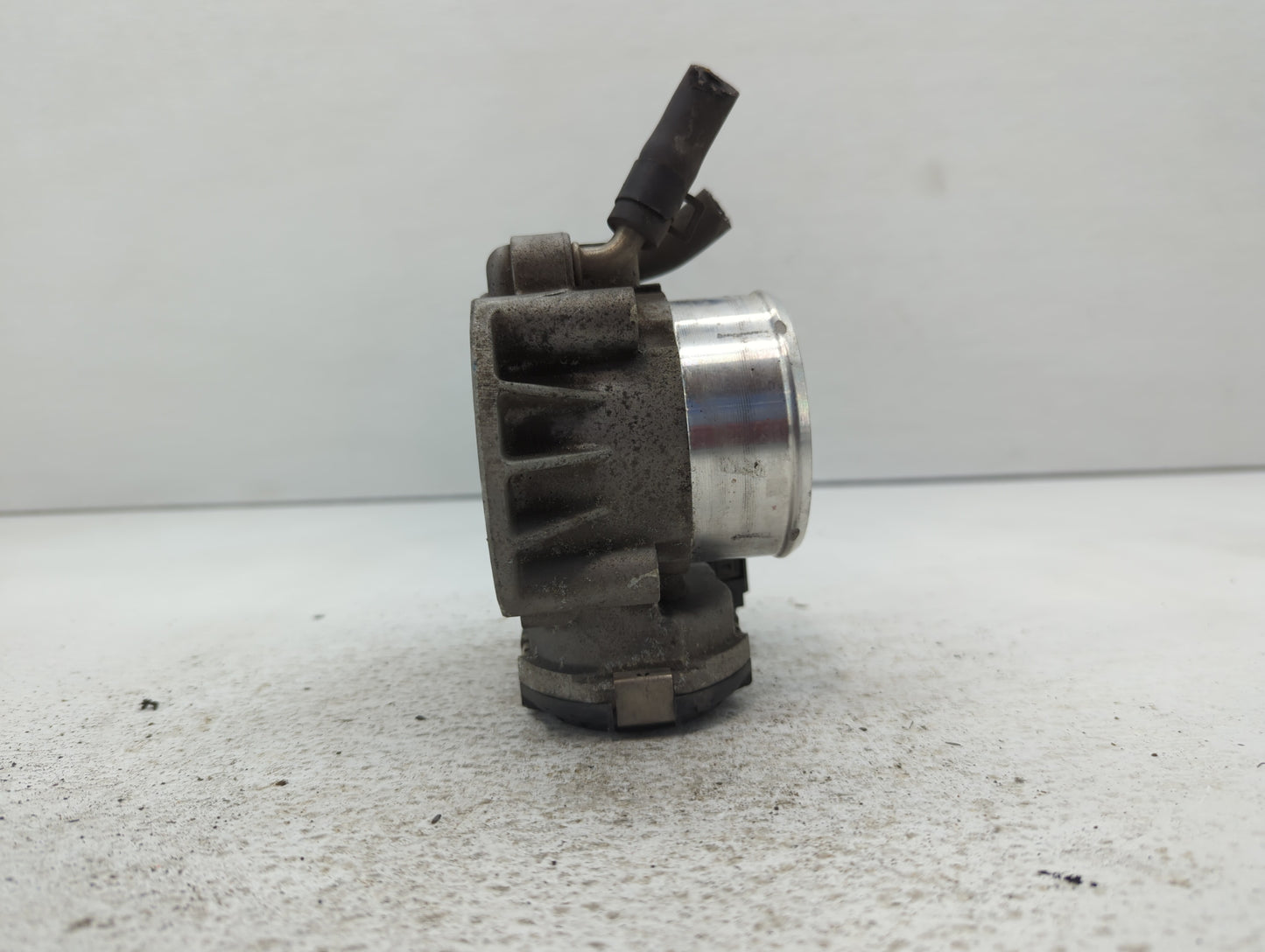 2011-2014 Hyundai Sonata Throttle Body P/N:35100-2G700 Fits Fits 2011 2012 2013 2014 2015 2016 OEM Used Auto Parts - Oemused