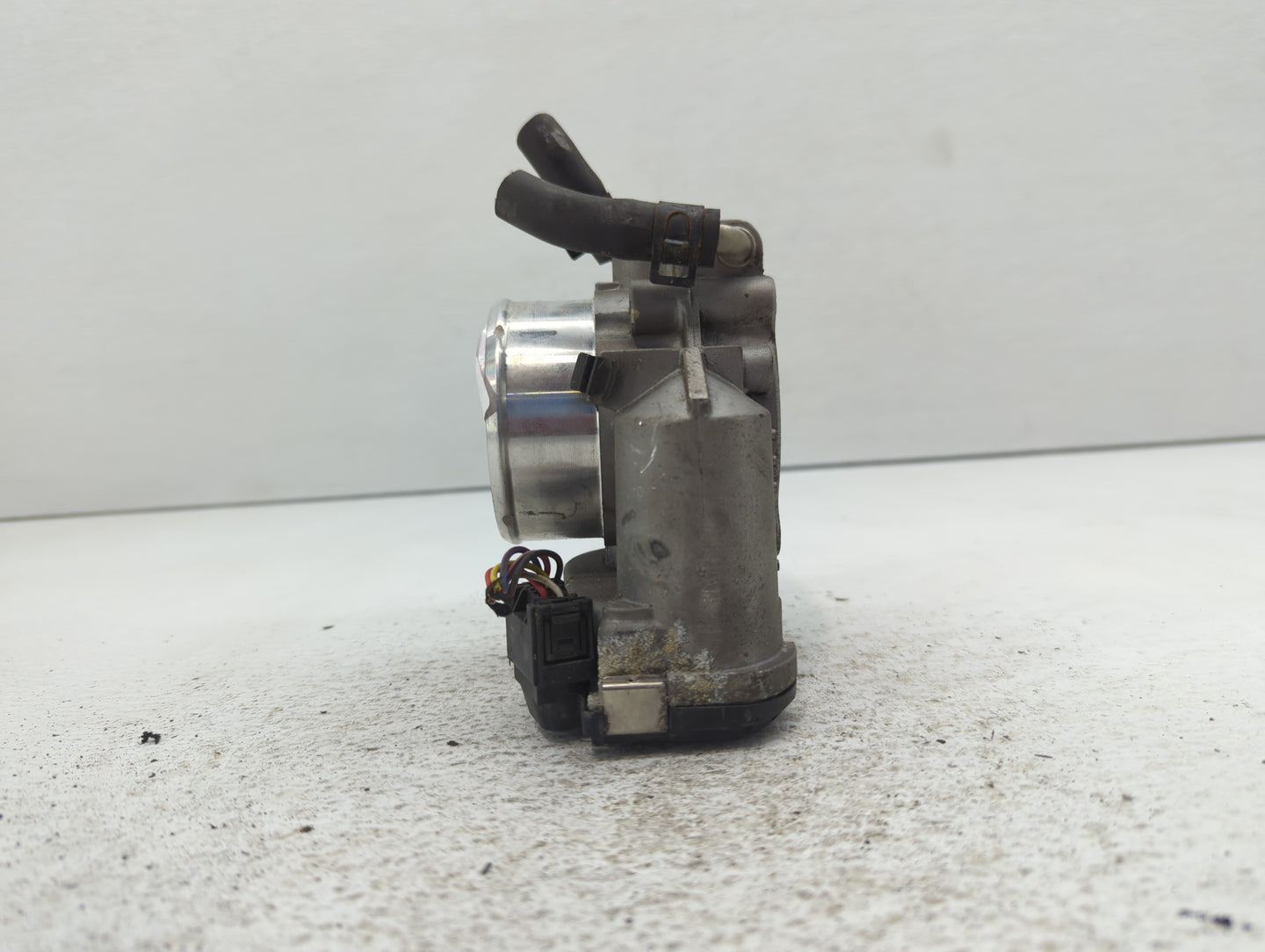 2011-2014 Hyundai Sonata Throttle Body P/N:35100-2G700 Fits Fits 2011 2012 2013 2014 2015 2016 OEM Used Auto Parts - Oemused