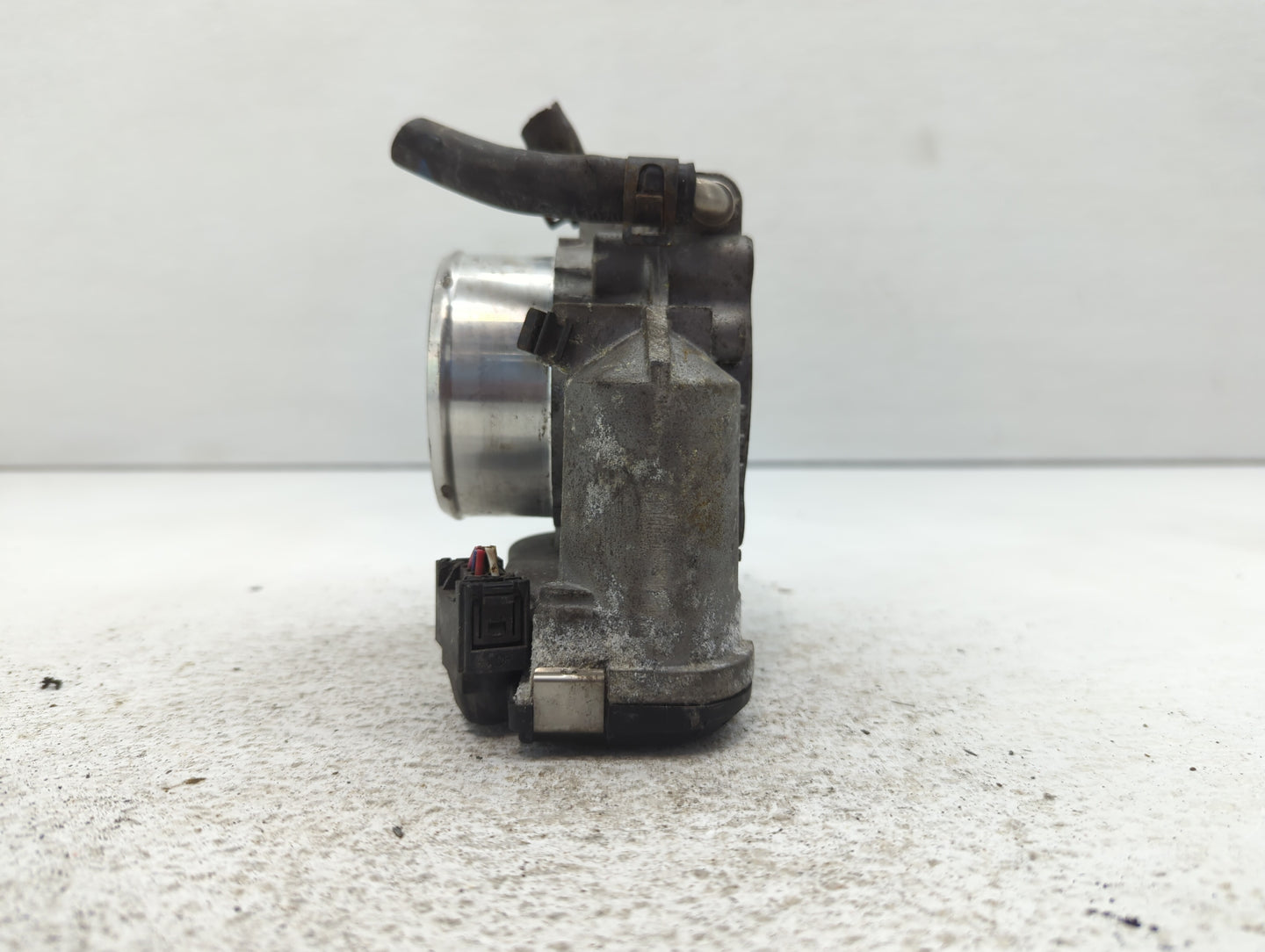 2011-2014 Hyundai Sonata Throttle Body P/N:35100-2G700 Fits Fits 2011 2012 2013 2014 2015 2016 OEM Used Auto Parts - Oemused