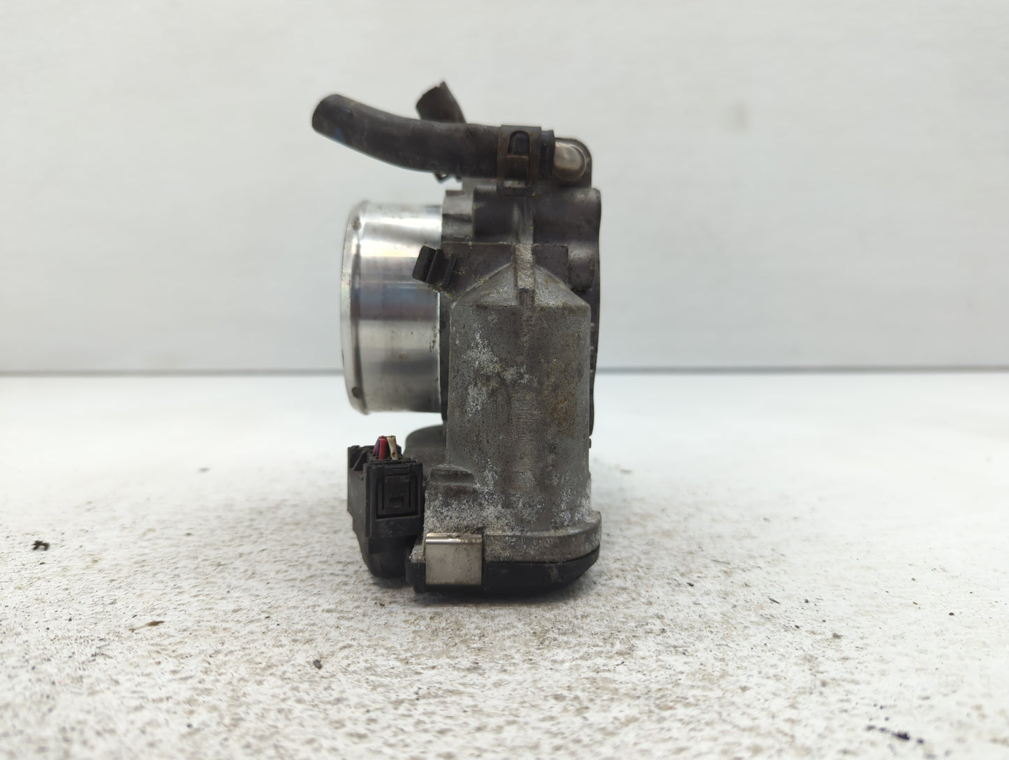 2011-2014 Hyundai Sonata Throttle Body P/N:35100-2G700 Fits Fits 2011 2012 2013 2014 2015 2016 OEM Used Auto Parts - Oemused