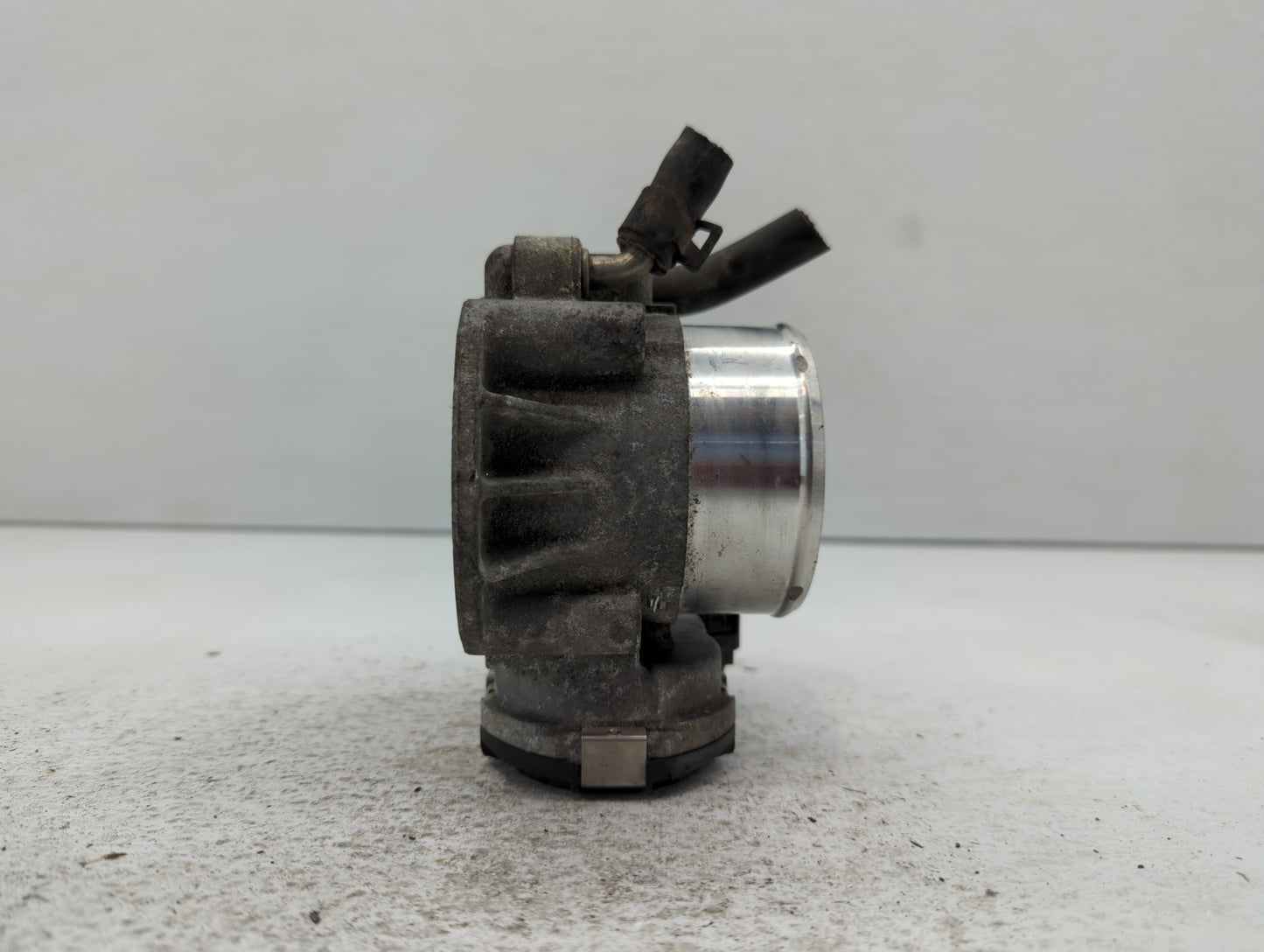 2011-2014 Hyundai Sonata Throttle Body P/N:35100-2G700 Fits Fits 2011 2012 2013 2014 2015 2016 OEM Used Auto Parts - Oemused