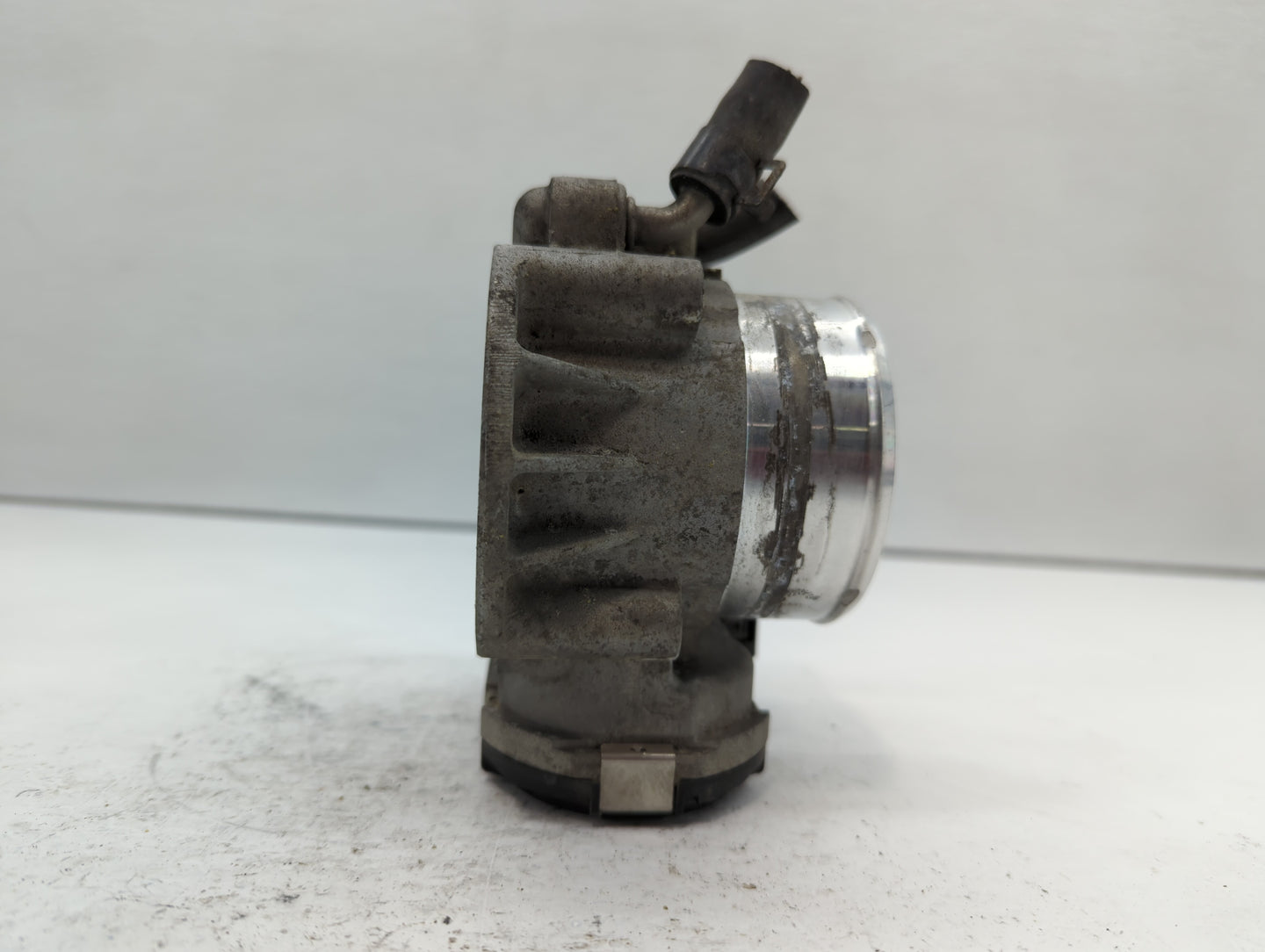 2011-2014 Hyundai Sonata Throttle Body P/N:35100-2G700 Fits Fits 2011 2012 2013 2014 2015 2016 OEM Used Auto Parts - Oemused