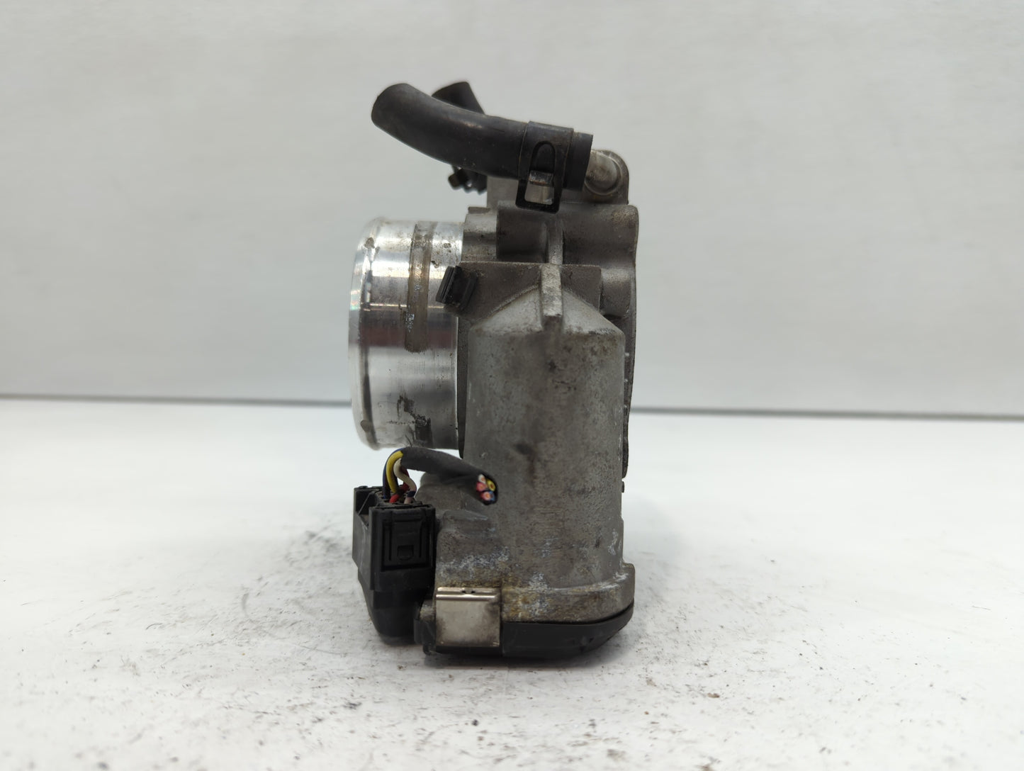 2011-2014 Hyundai Sonata Throttle Body P/N:35100-2G700 Fits Fits 2011 2012 2013 2014 2015 2016 OEM Used Auto Parts - Oemused