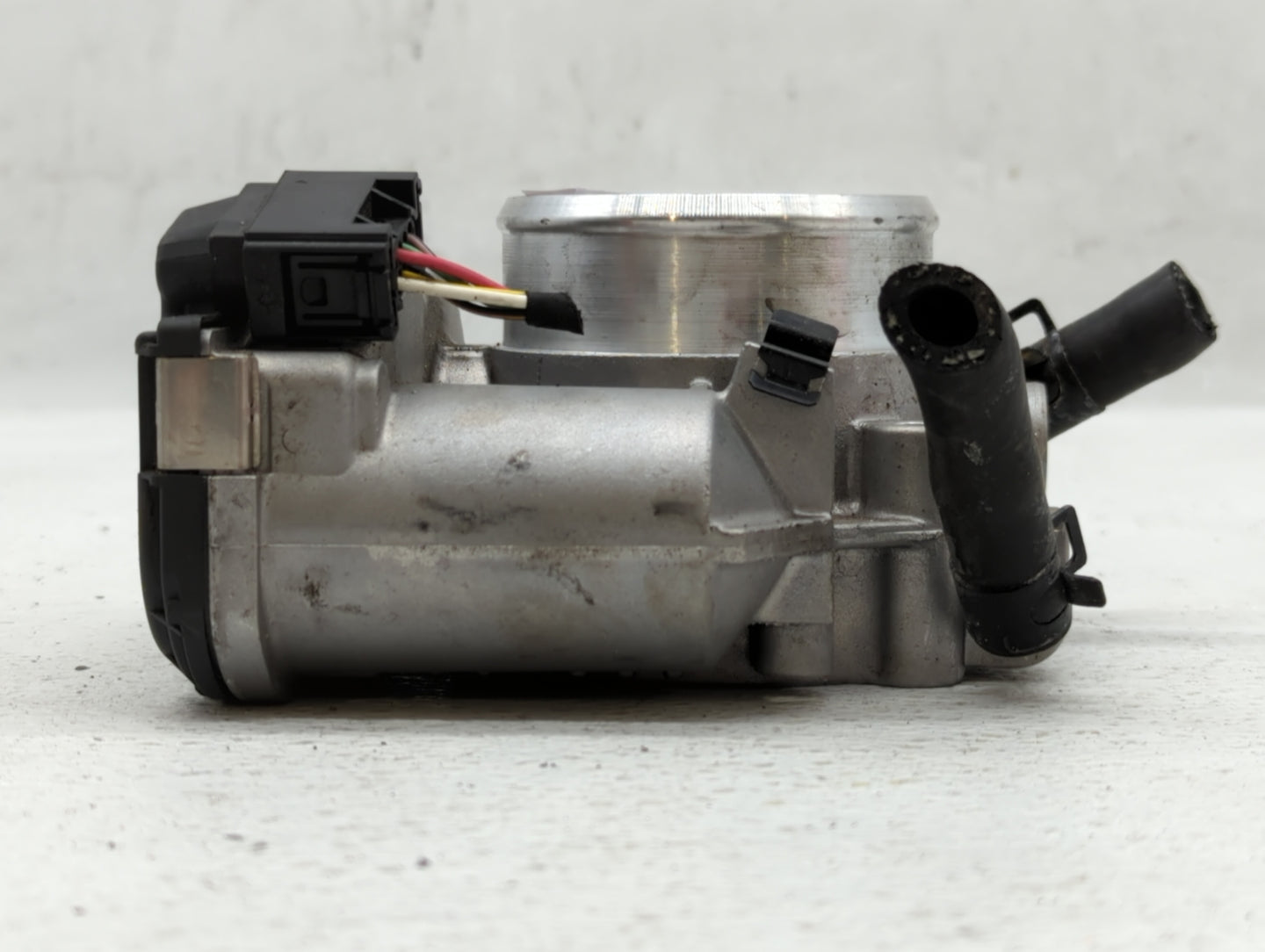 2011-2015 Hyundai Sonata Throttle Body P/N:35100-2G800 Fits Fits 2011 2012 2013 2014 2015 2016 OEM Used Auto Parts - Oemused