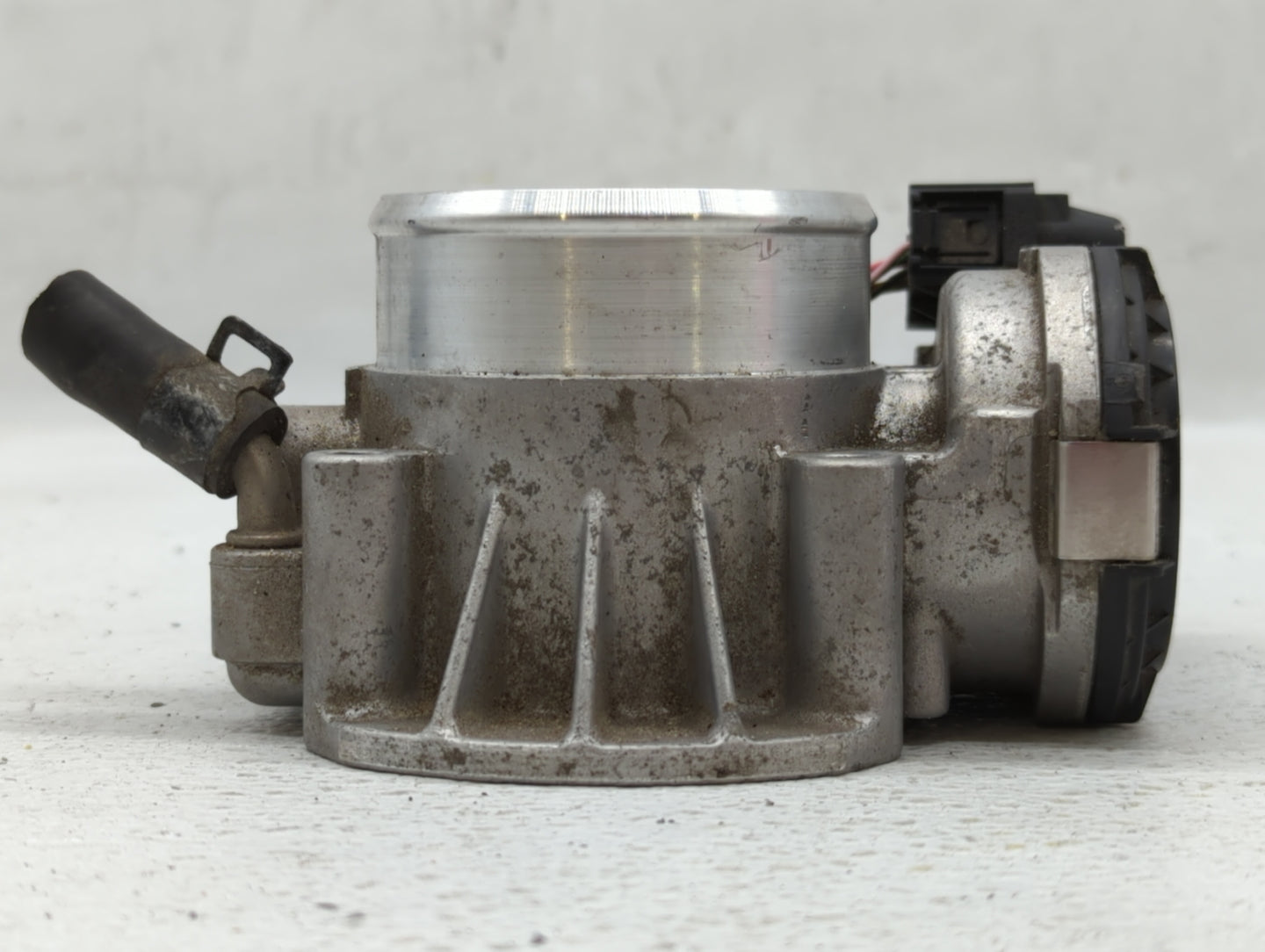 2011-2015 Hyundai Sonata Throttle Body P/N:35100-2G800 Fits Fits 2011 2012 2013 2014 2015 2016 OEM Used Auto Parts - Oemused
