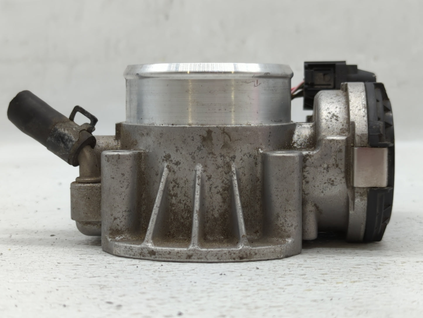 2011-2015 Hyundai Sonata Throttle Body P/N:35100-2G800 Fits Fits 2011 2012 2013 2014 2015 2016 OEM Used Auto Parts - Oemused