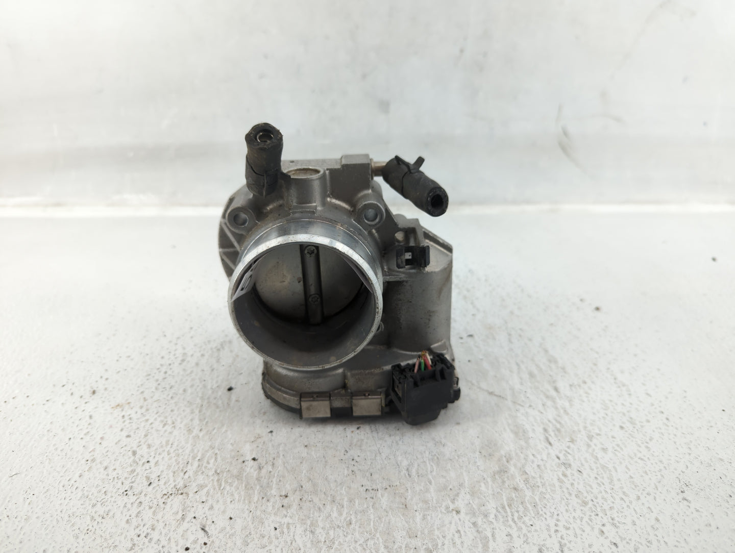 2011-2015 Hyundai Sonata Throttle Body P/N:35100-2G800 Fits Fits 2011 2012 2013 2014 2015 2016 OEM Used Auto Parts - Oemused