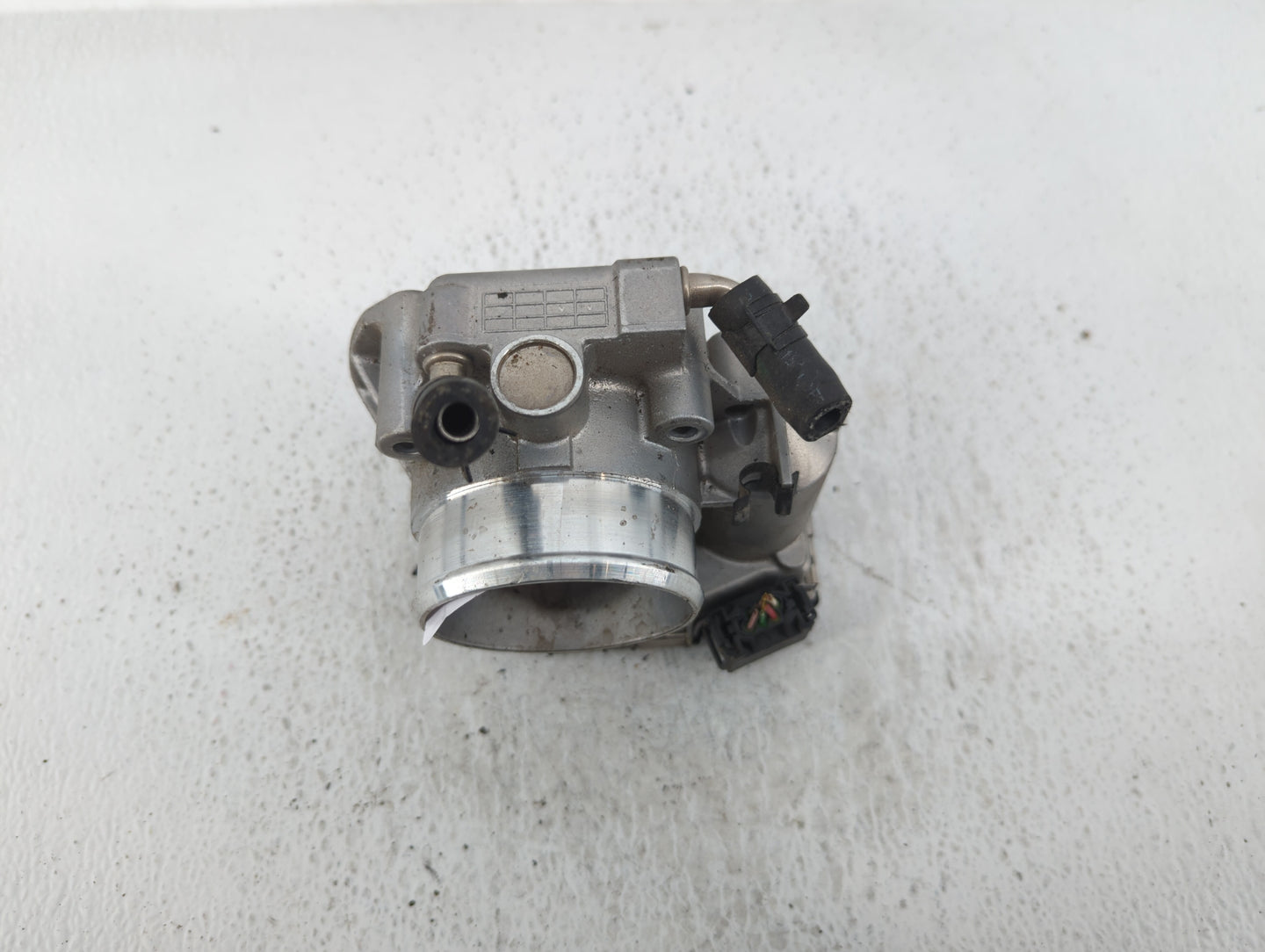 2011-2015 Hyundai Sonata Throttle Body P/N:35100-2G800 Fits Fits 2011 2012 2013 2014 2015 2016 OEM Used Auto Parts - Oemused