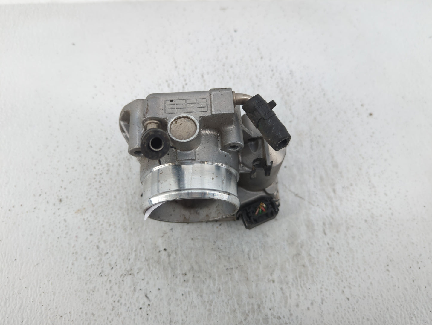 2011-2015 Hyundai Sonata Throttle Body P/N:35100-2G800 Fits Fits 2011 2012 2013 2014 2015 2016 OEM Used Auto Parts - Oemused