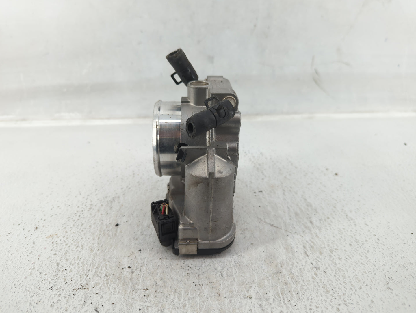 2011-2015 Hyundai Sonata Throttle Body P/N:35100-2G800 Fits Fits 2011 2012 2013 2014 2015 2016 OEM Used Auto Parts - Oemused