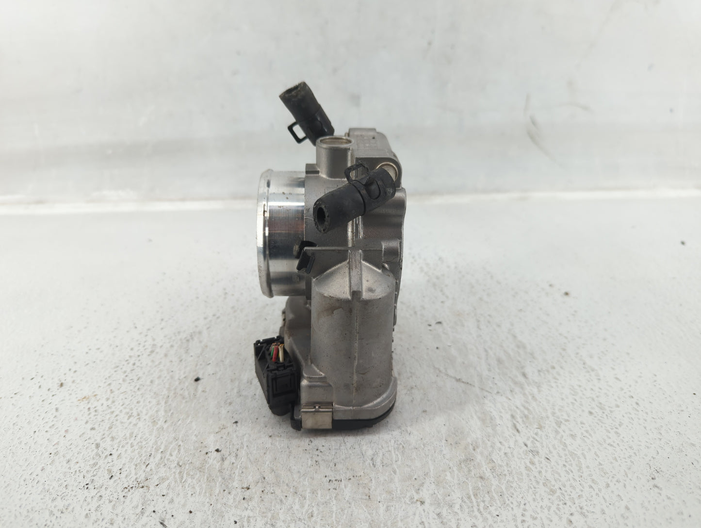 2011-2015 Hyundai Sonata Throttle Body P/N:35100-2G800 Fits Fits 2011 2012 2013 2014 2015 2016 OEM Used Auto Parts - Oemused