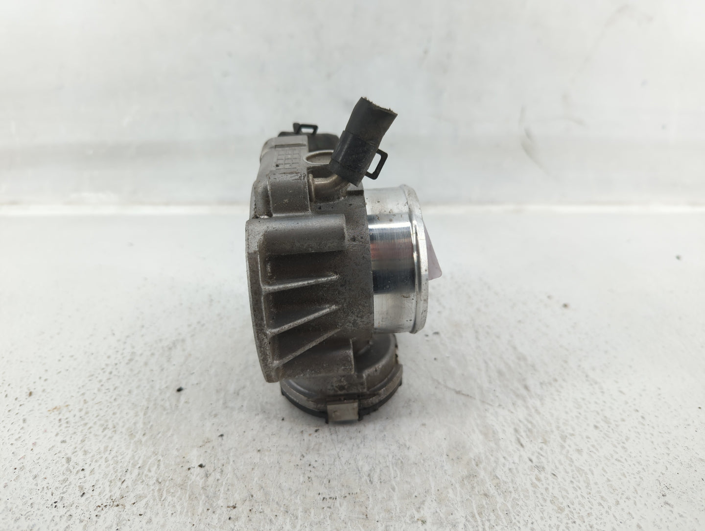 2011-2015 Hyundai Sonata Throttle Body P/N:35100-2G800 Fits Fits 2011 2012 2013 2014 2015 2016 OEM Used Auto Parts - Oemused