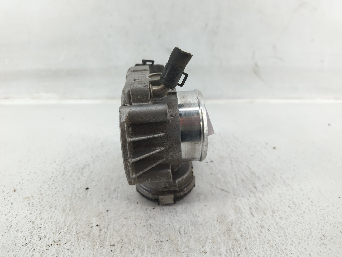 2011-2015 Hyundai Sonata Throttle Body P/N:35100-2G800 Fits Fits 2011 2012 2013 2014 2015 2016 OEM Used Auto Parts - Oemused