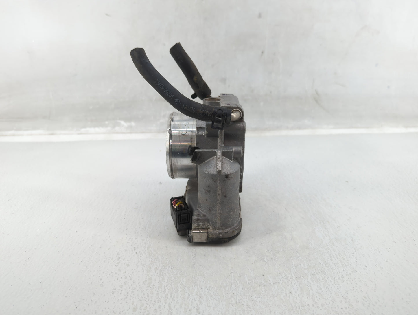 2011-2014 Hyundai Sonata Throttle Body P/N:35100-2G700 Fits Fits 2011 2012 2013 2014 2015 2016 OEM Used Auto Parts - Oemused