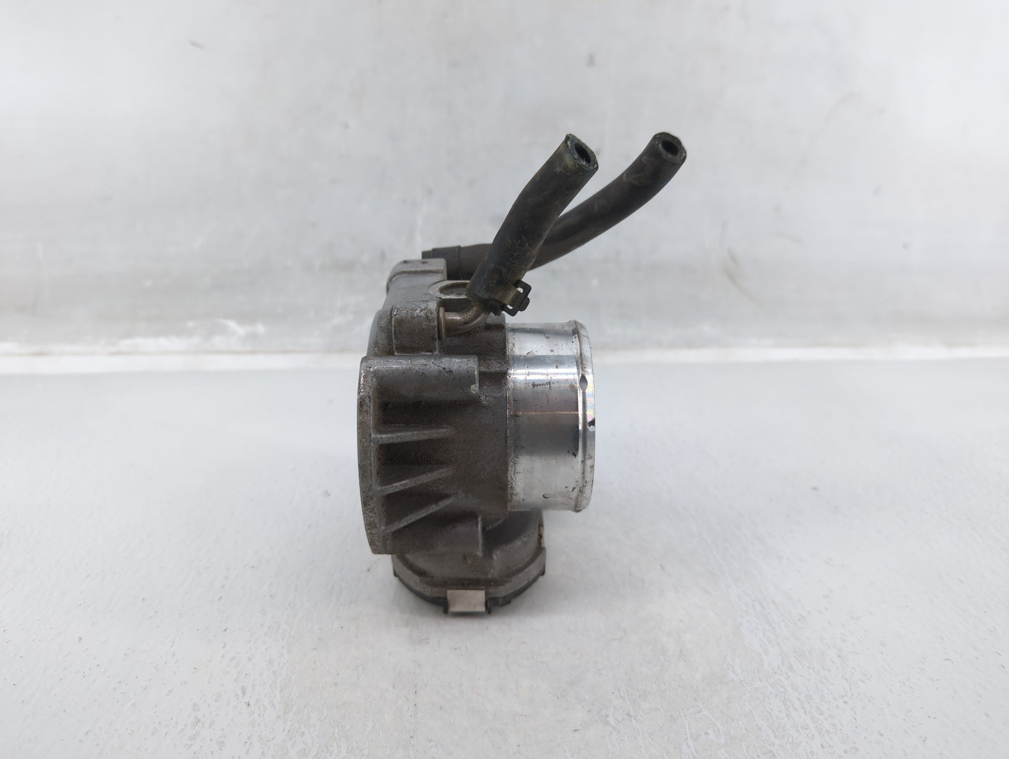 2011-2014 Hyundai Sonata Throttle Body P/N:35100-2G700 Fits Fits 2011 2012 2013 2014 2015 2016 OEM Used Auto Parts - Oemused