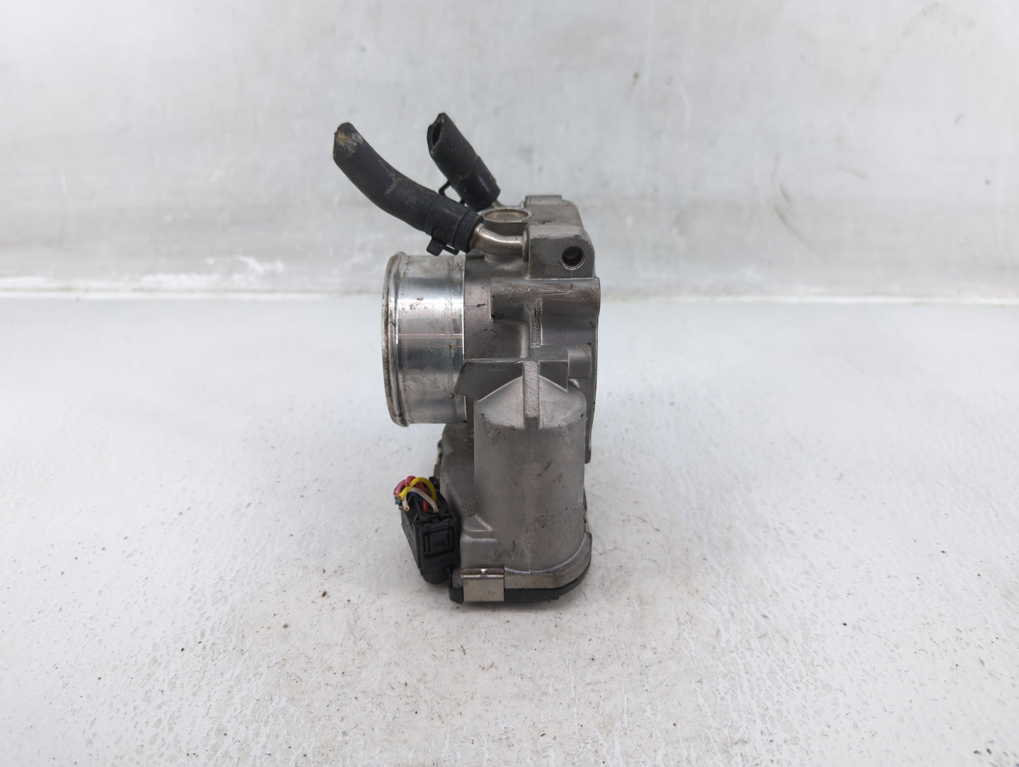 2011-2014 Hyundai Sonata Throttle Body P/N:35100-2G710 Fits Fits 2011 2012 2013 2014 2015 2016 OEM Used Auto Parts - Oemused