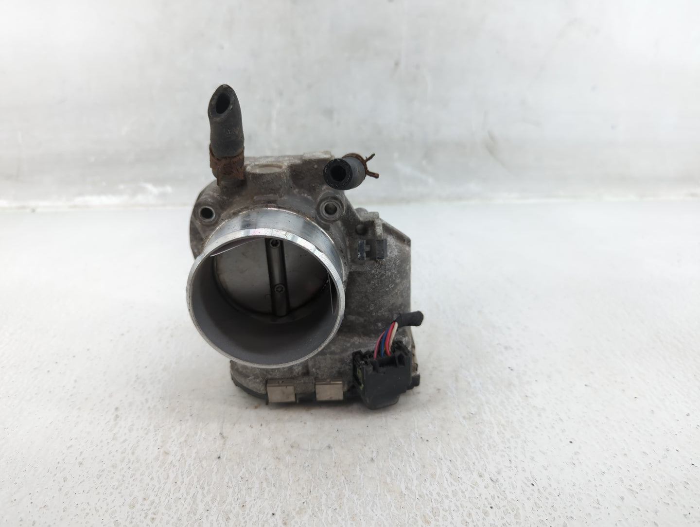 2011-2014 Hyundai Sonata Throttle Body P/N:35100-2G700 Fits Fits 2011 2012 2013 2014 2015 2016 OEM Used Auto Parts - Oemused