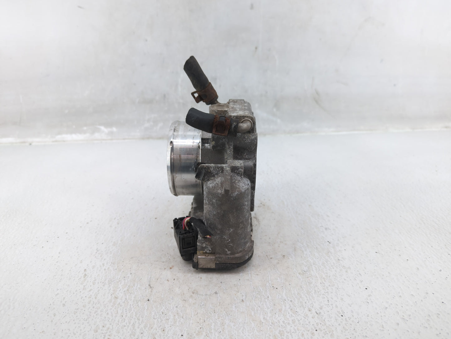 2011-2014 Hyundai Sonata Throttle Body P/N:35100-2G700 Fits Fits 2011 2012 2013 2014 2015 2016 OEM Used Auto Parts - Oemused
