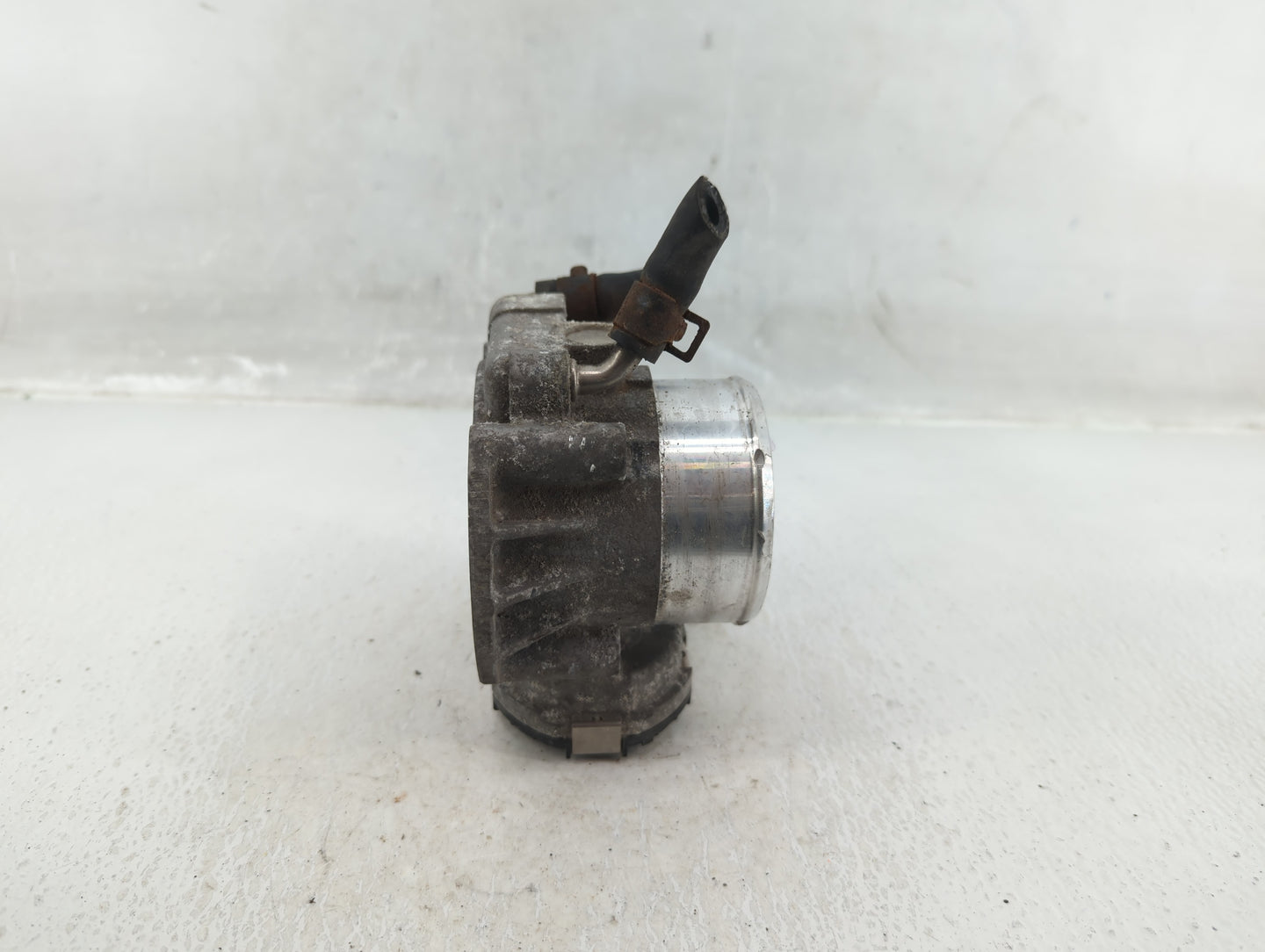 2011-2014 Hyundai Sonata Throttle Body P/N:35100-2G700 Fits Fits 2011 2012 2013 2014 2015 2016 OEM Used Auto Parts - Oemused