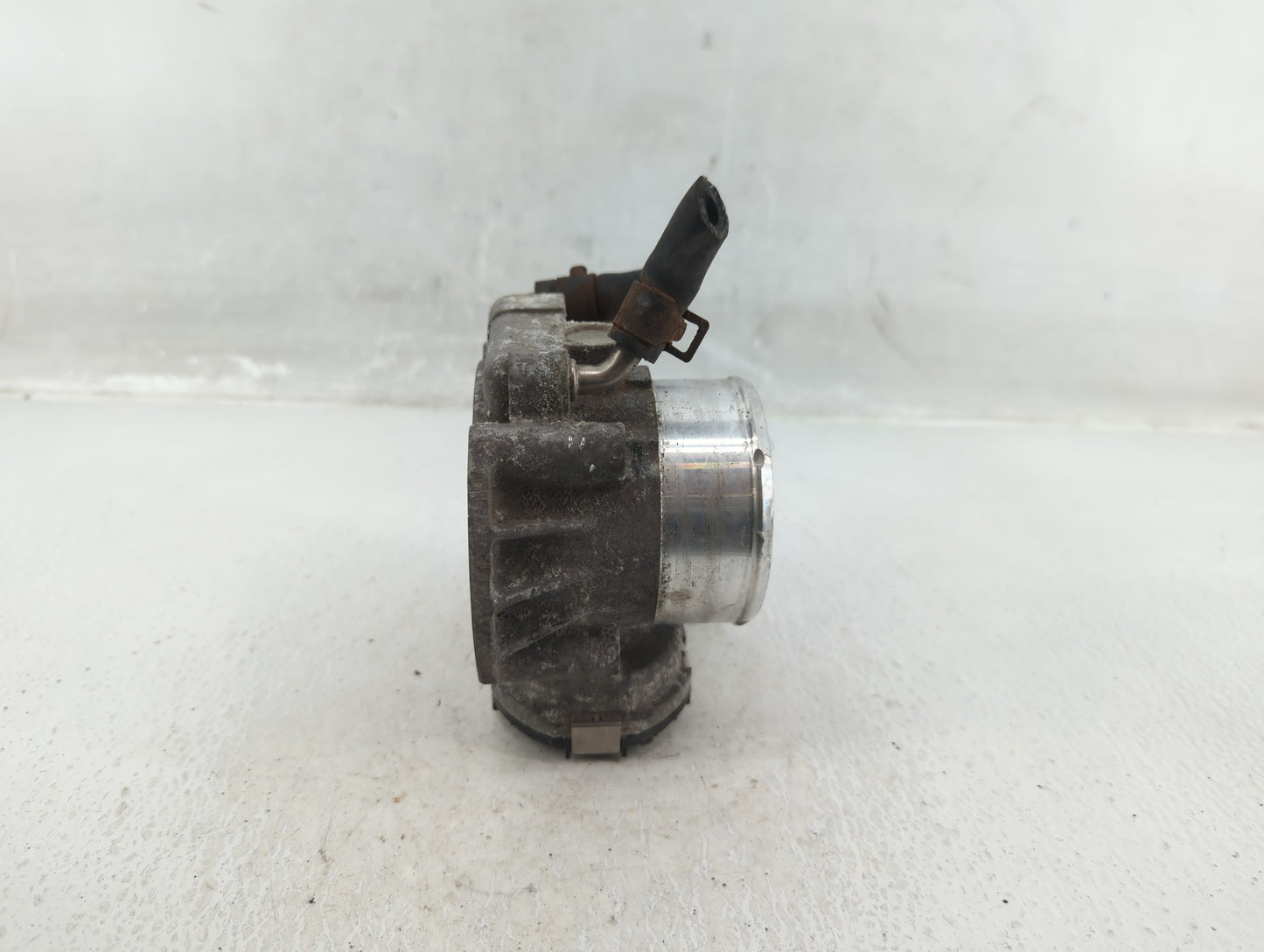 2011-2014 Hyundai Sonata Throttle Body P/N:35100-2G700 Fits Fits 2011 2012 2013 2014 2015 2016 OEM Used Auto Parts - Oemused
