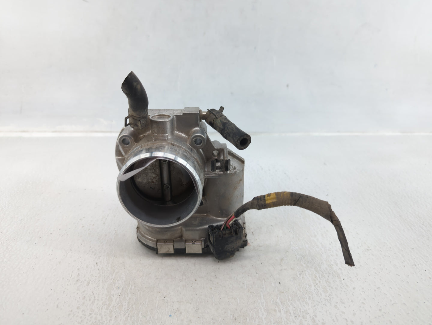 2011-2015 Hyundai Sonata Throttle Body P/N:35100-2G800 Fits Fits 2011 2012 2013 2014 2015 2016 OEM Used Auto Parts - Oemused