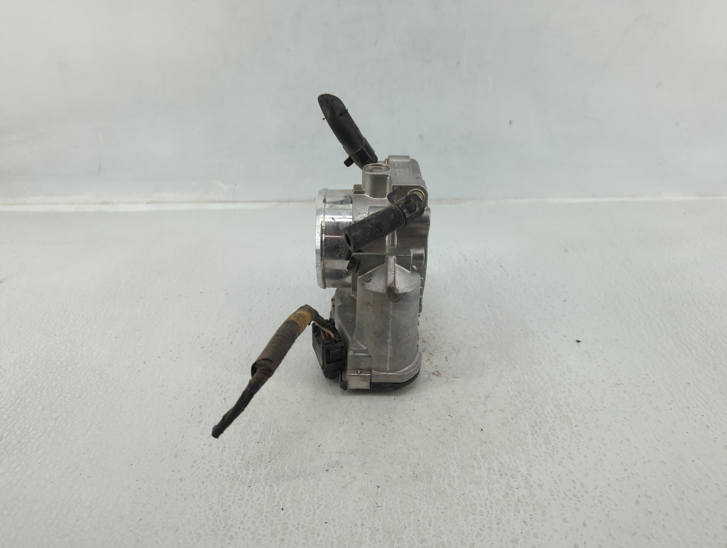 2011-2015 Hyundai Sonata Throttle Body P/N:35100-2G800 Fits Fits 2011 2012 2013 2014 2015 2016 OEM Used Auto Parts - Oemused