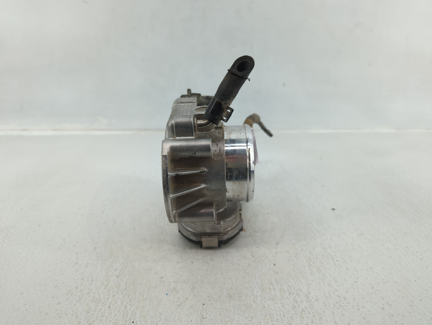 2011-2015 Hyundai Sonata Throttle Body P/N:35100-2G800 Fits Fits 2011 2012 2013 2014 2015 2016 OEM Used Auto Parts - Oemused