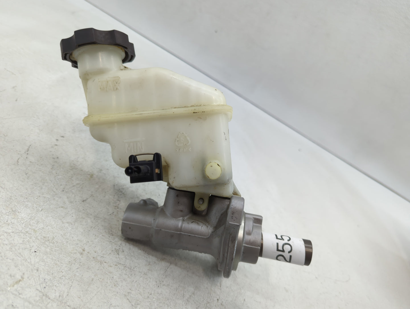 2011-2014 Hyundai Sonata Brake Master Cylinder - Oemusedautoparts1.com