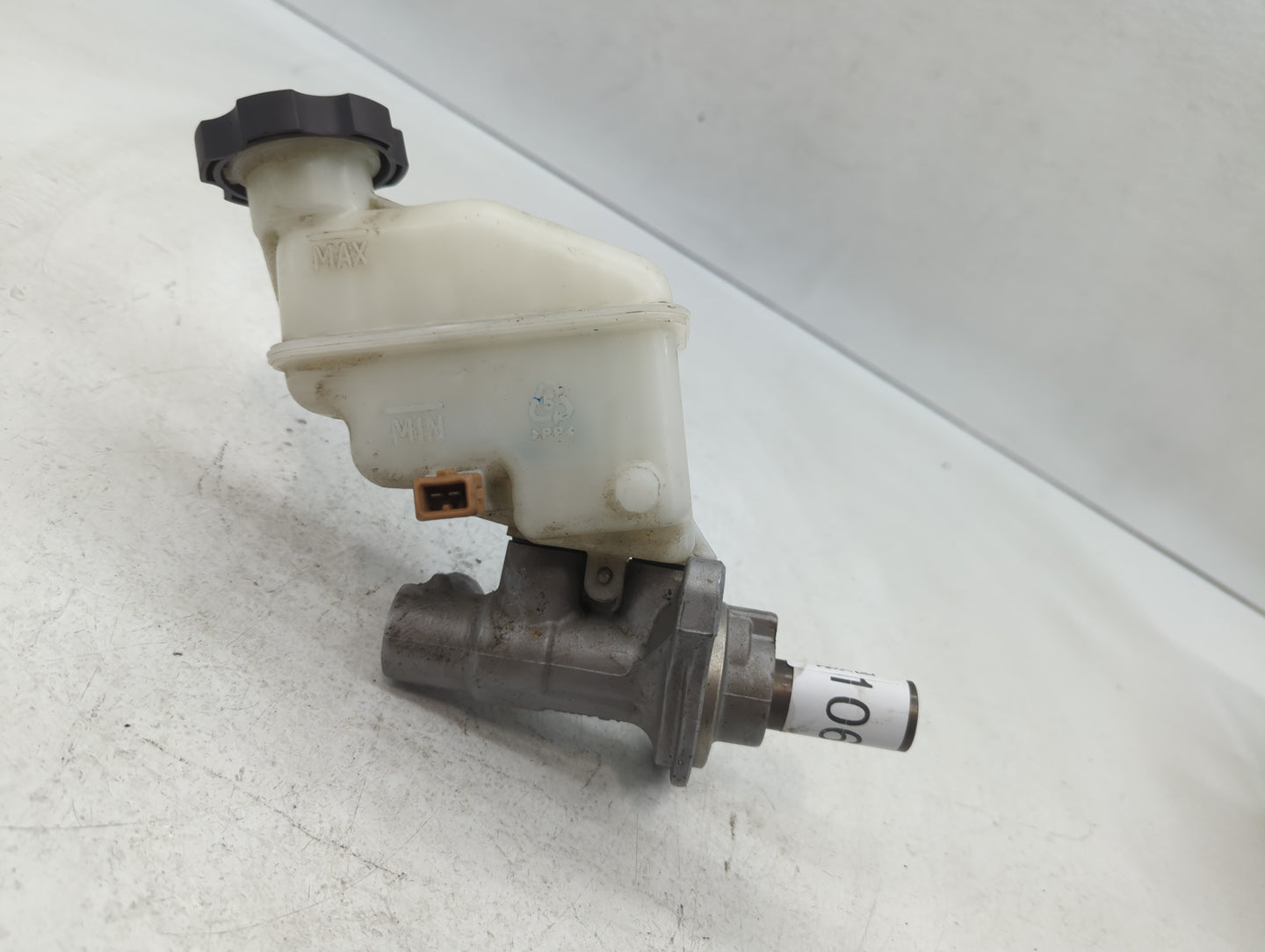2011-2014 Hyundai Sonata Brake Master Cylinder - Oemusedautoparts1.com
