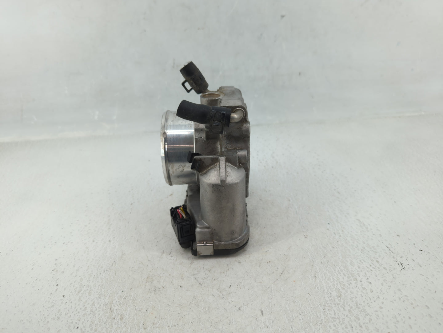 2011-2014 Hyundai Sonata Throttle Body P/N:35100-2G700 Fits Fits 2011 2012 2013 2014 2015 2016 OEM Used Auto Parts - Oemused
