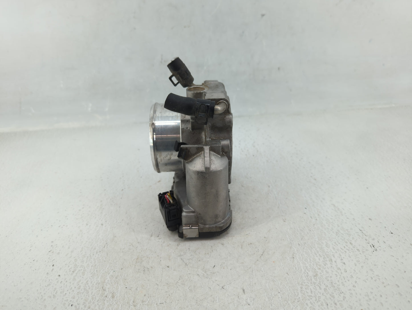 2011-2014 Hyundai Sonata Throttle Body P/N:35100-2G700 Fits Fits 2011 2012 2013 2014 2015 2016 OEM Used Auto Parts - Oemused