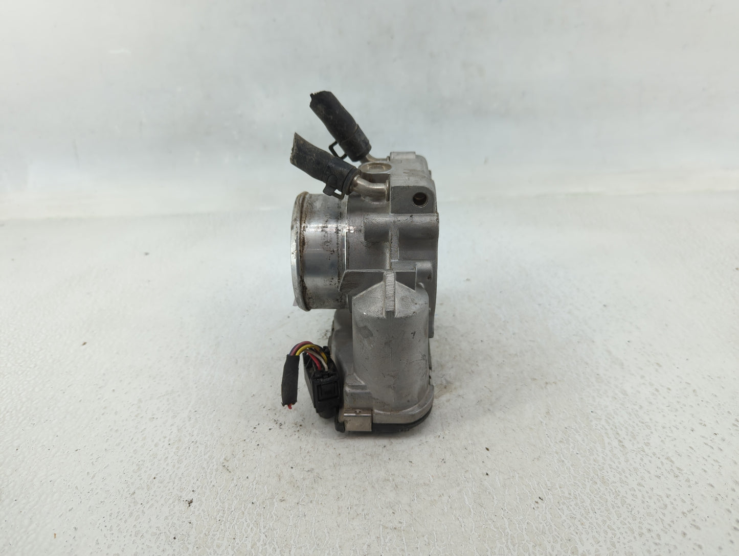 2011-2014 Hyundai Sonata Throttle Body P/N:35100-2G710 Fits Fits 2011 2012 2013 2014 2015 2016 OEM Used Auto Parts - Oemused