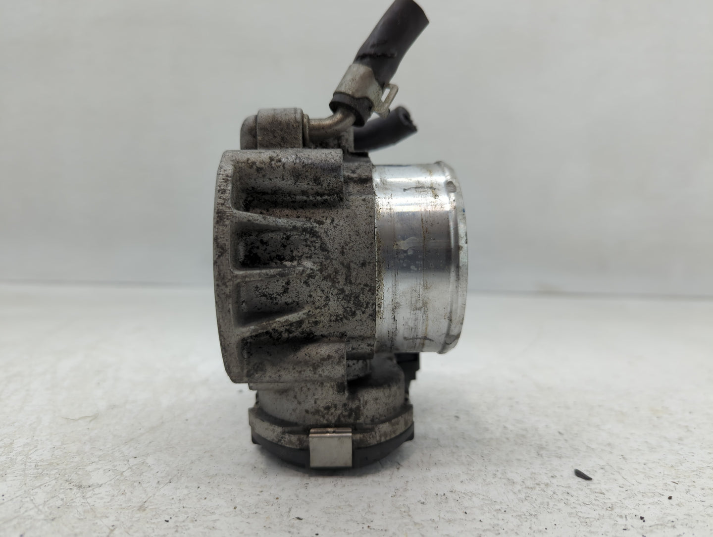 2011-2014 Hyundai Sonata Throttle Body P/N:35100-2G700 Fits Fits 2011 2012 2013 2014 2015 2016 OEM Used Auto Parts - Oemused