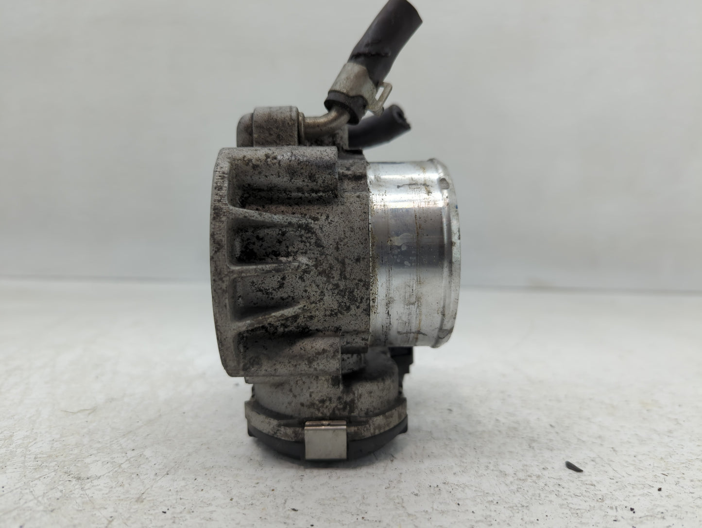 2011-2014 Hyundai Sonata Throttle Body P/N:35100-2G700 Fits Fits 2011 2012 2013 2014 2015 2016 OEM Used Auto Parts - Oemused