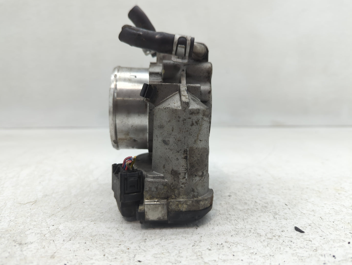 2011-2014 Hyundai Sonata Throttle Body P/N:35100-2G700 Fits Fits 2011 2012 2013 2014 2015 2016 OEM Used Auto Parts - Oemused