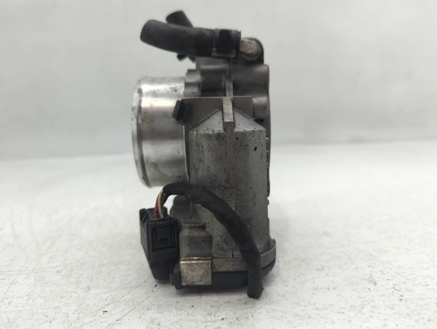 2011-2015 Hyundai Sonata Throttle Body P/N:35100-2G700 Fits Fits 2011 2012 2013 2014 2015 2016 OEM Used Auto Parts - Oemused