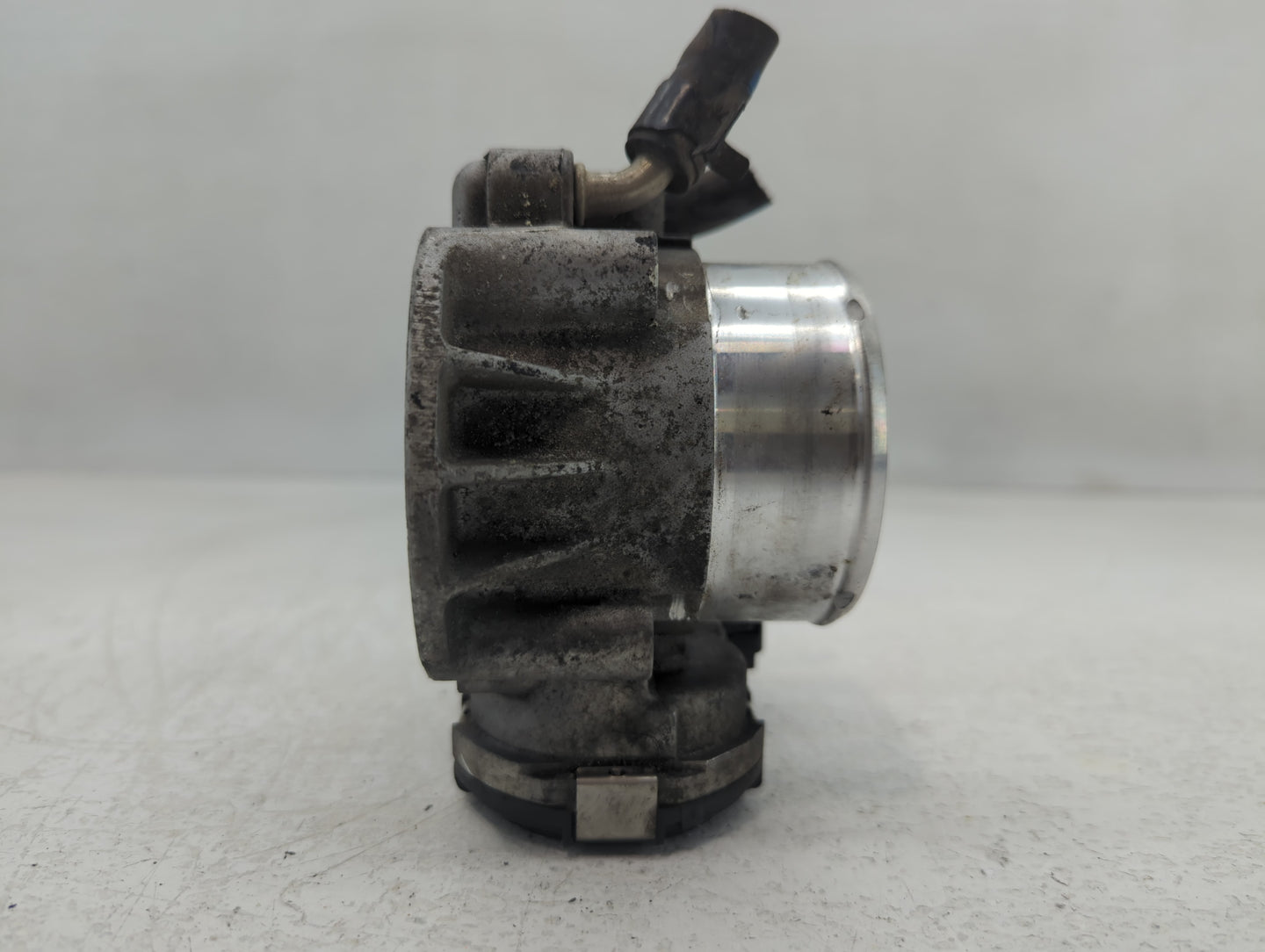 2011-2015 Hyundai Sonata Throttle Body P/N:35100-2G700 Fits Fits 2011 2012 2013 2014 2015 2016 OEM Used Auto Parts - Oemused