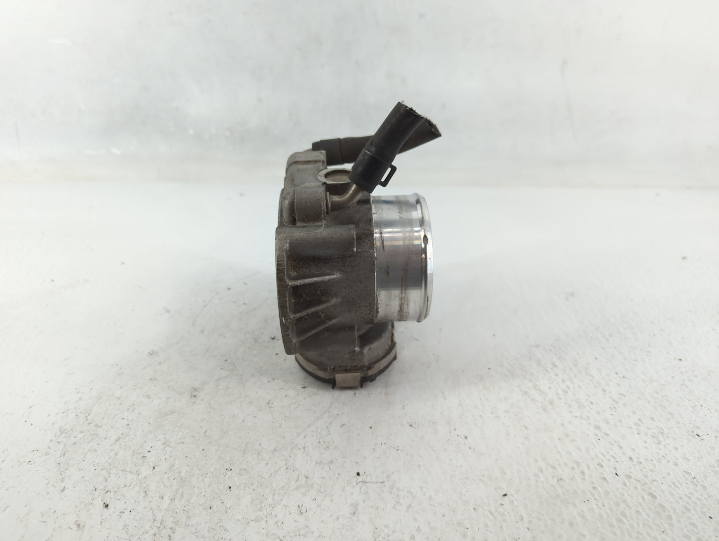 2011-2014 Hyundai Sonata Throttle Body P/N:35100-2G700 Fits Fits 2011 2012 2013 2014 2015 2016 OEM Used Auto Parts - Oemused
