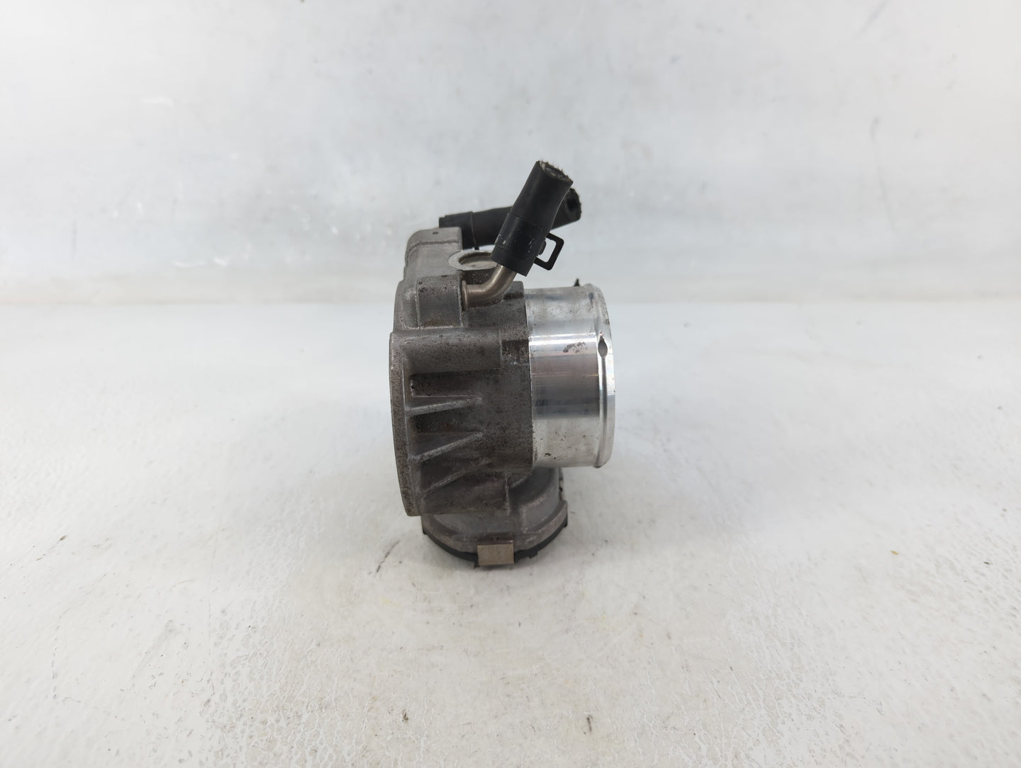 2011-2014 Hyundai Sonata Throttle Body P/N:35100-2G700 Fits Fits 2011 2012 2013 2014 2015 2016 OEM Used Auto Parts - Oemused