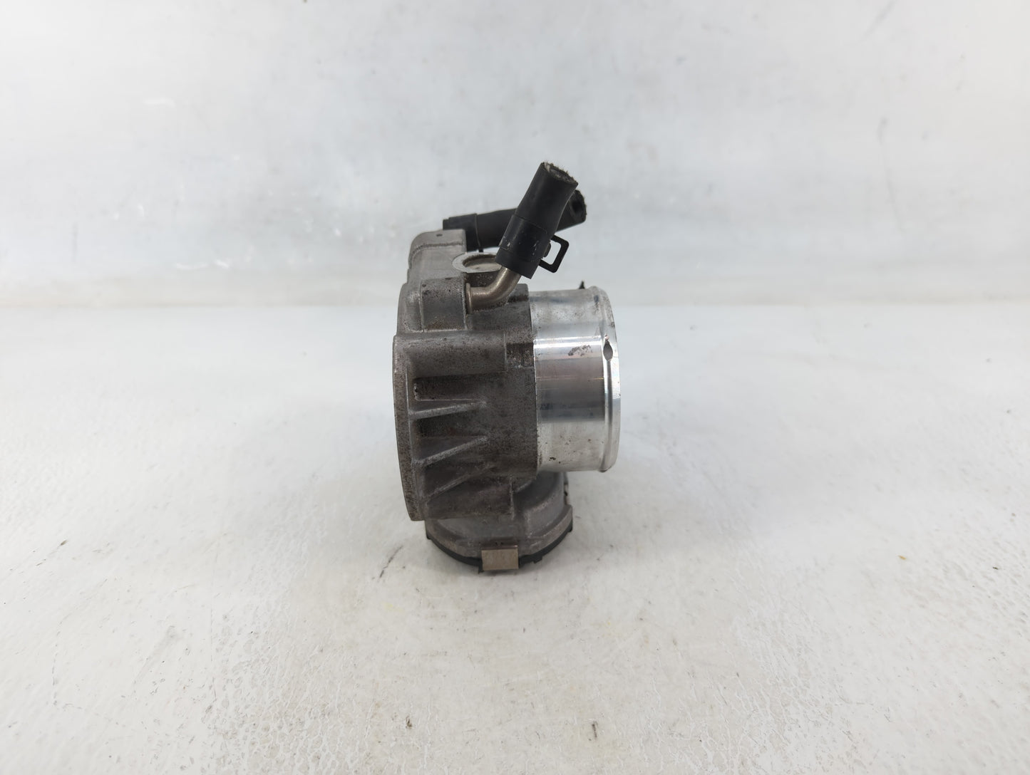 2011-2014 Hyundai Sonata Throttle Body P/N:35100-2G700 Fits Fits 2011 2012 2013 2014 2015 2016 OEM Used Auto Parts - Oemused