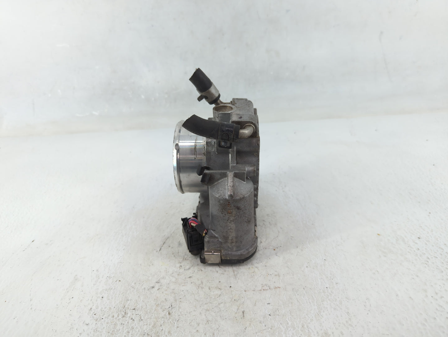 2011-2014 Hyundai Sonata Throttle Body P/N:35100-2G700 Fits Fits 2011 2012 2013 2014 2015 2016 OEM Used Auto Parts - Oemused