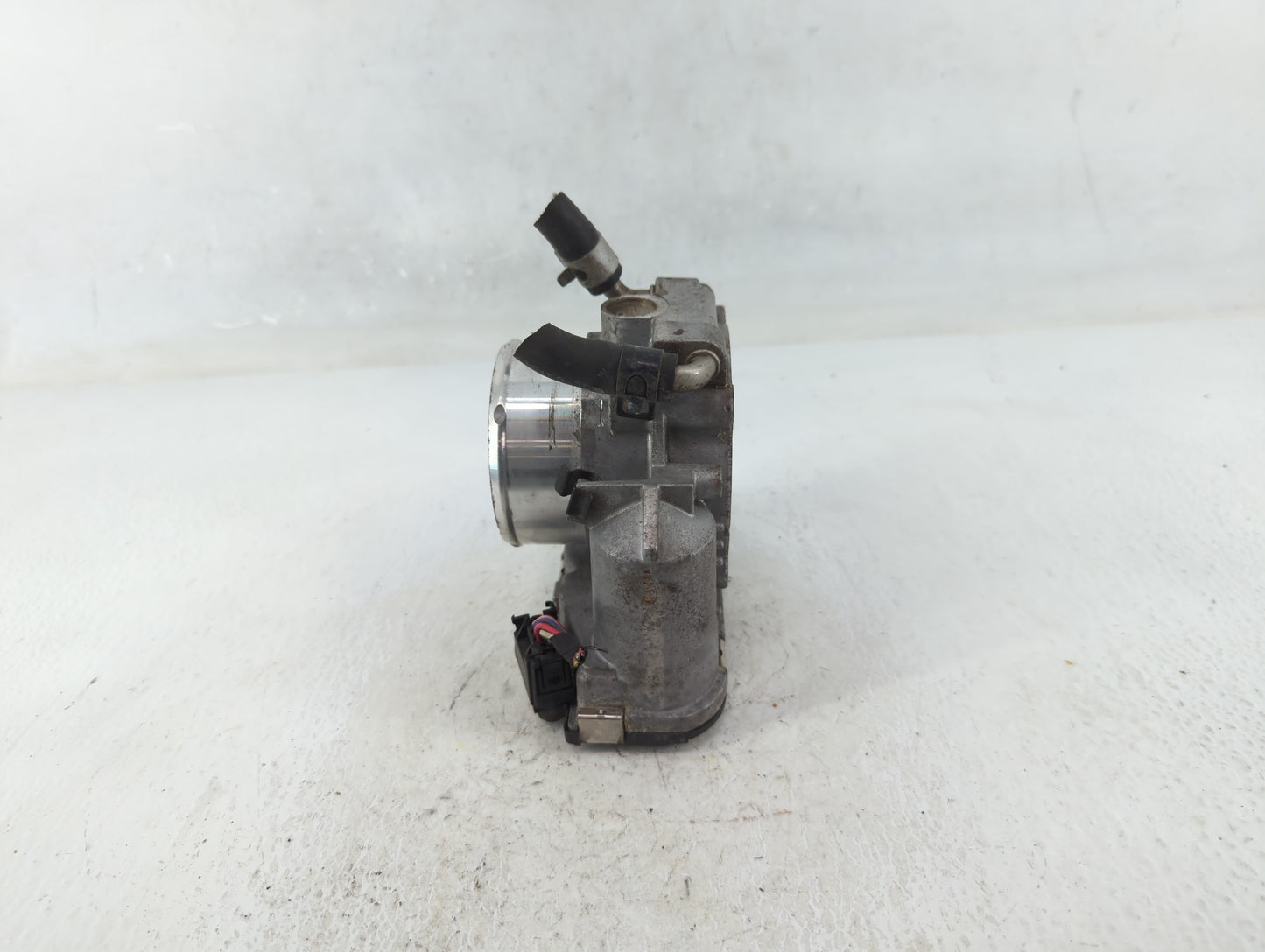 2011-2014 Hyundai Sonata Throttle Body P/N:35100-2G700 Fits Fits 2011 2012 2013 2014 2015 2016 OEM Used Auto Parts - Oemused