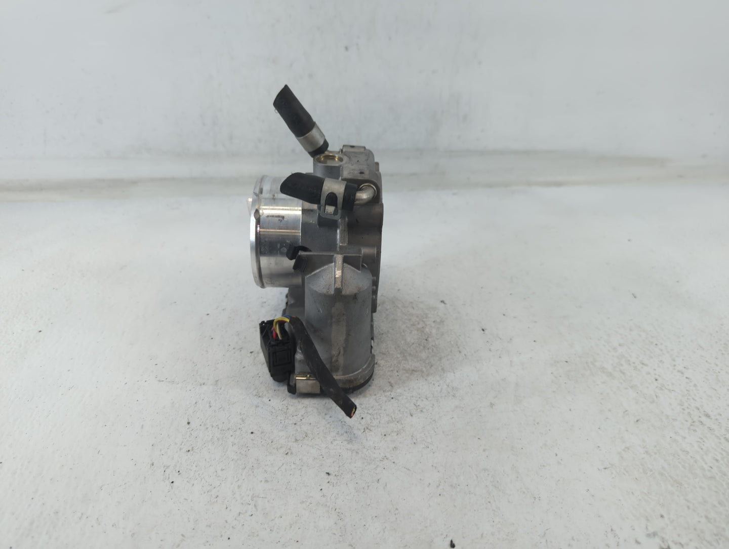 2011-2014 Hyundai Sonata Throttle Body P/N:35100-2G700 Fits Fits 2011 2012 2013 2014 2015 2016 OEM Used Auto Parts - Oemused