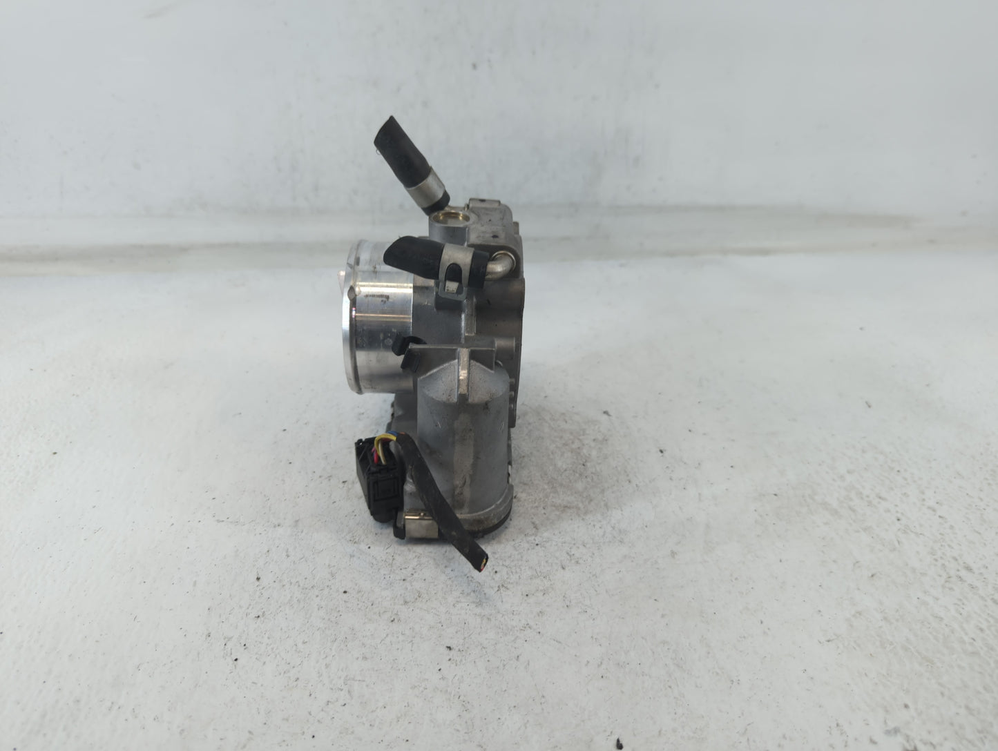 2011-2014 Hyundai Sonata Throttle Body P/N:35100-2G700 Fits Fits 2011 2012 2013 2014 2015 2016 OEM Used Auto Parts - Oemused
